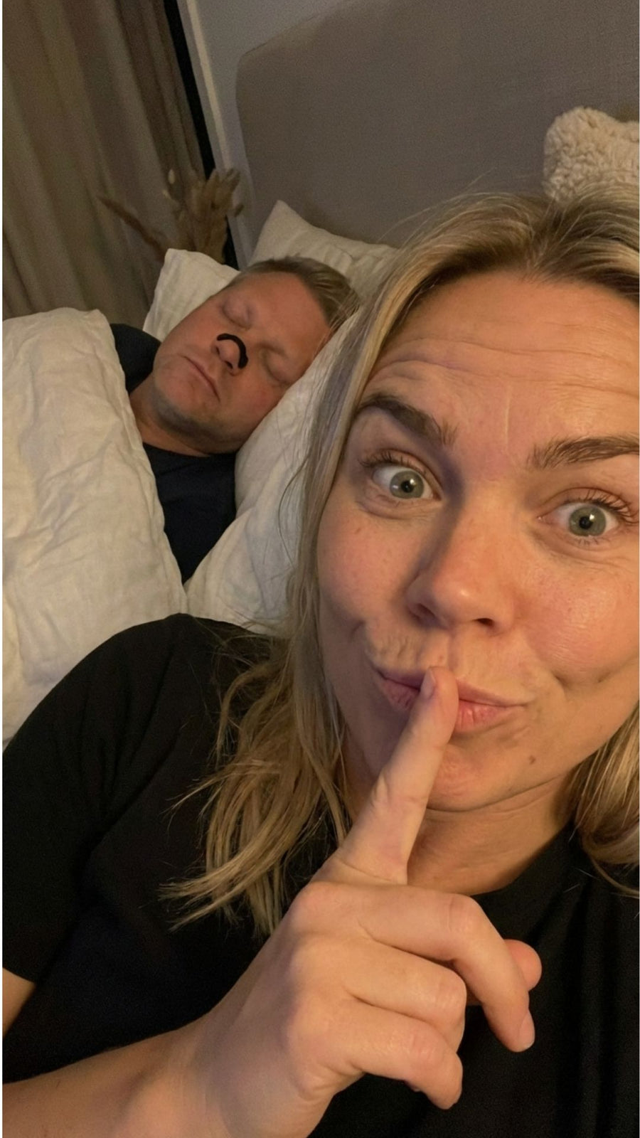 Kvinde tysser mens hendes partner sover stille med Anew Breeze på næsen