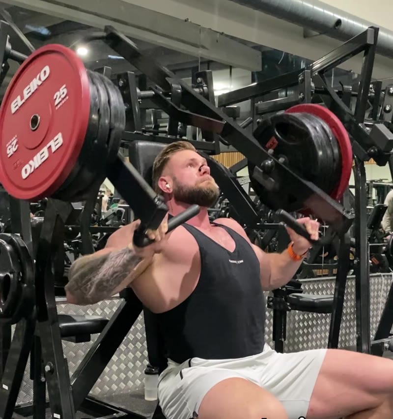 Simon Olesen træner i fitness-centret